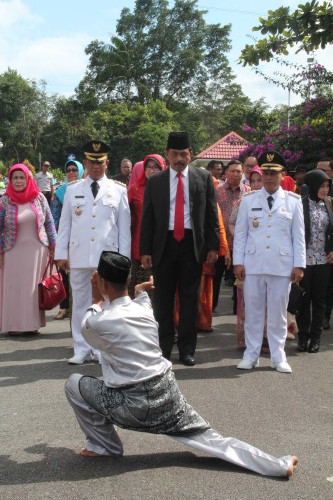 Prosesi Sebelum Memasuki Aula KAntor Bupati