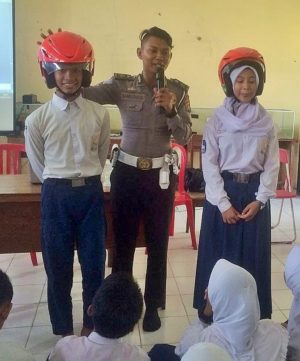 Anggota Lantas Polres Lingga sedang memberi penjelasan safty riding