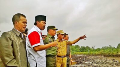 Bupati Lingga, Alias Wello Saat Di Lokasi Sawah Sungai Besar