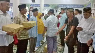 Penyerahan Bantuan Oleh Wakil Bupati Lingga, M.Nizar