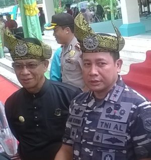 Panglima Armada RI Kawasan Barat,Laksamana Muda TNI Aan Kurnia S.Sos  bersama Bupati Lingga, Alias Wello