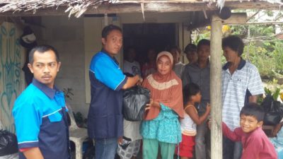 Karang Taruna Hangkasturi saat menyerah kan bantuan 