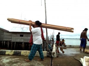 Kumpulan ibu-ibu bekerja sebagai buruh lepas di pelabuhan Suak Buaya