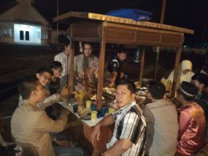 mahasiswa dan alumni Jogjakarta menyantap makanan di angkringan