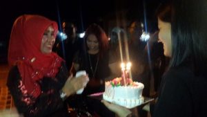 Mahasiswa dan alumni Jogjakarta memberikan surprise ucapan selamat ulang tahun untuk alumni senior Hj.Heryulita 