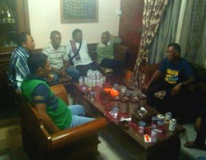 perwakilan masyarakat desa Batu Kacang Kecamatan Singkep pada Minggu malam (03/07) tadi mendatangi kediaman Ketuja Komisi I DPRD Lingga Neko Wesha Pawelloy