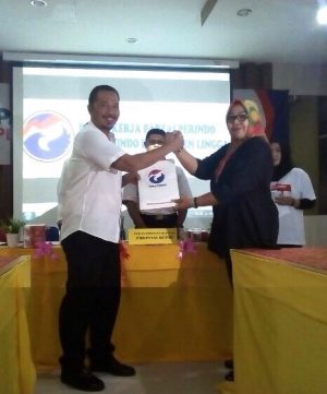 Bendahara Partai Perindo DPW Kepri Erwin Tan bersama Nanik (kanan)