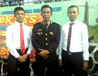 Brigadir Budi Kurniawan (tengah), Banit Reskrim Polsek Dabo Singkep