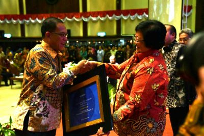Sertifikat Adipura untuk Kabupaten Lingga diserahkan langsung oleh Menteri Lingkungan Hidup dan Kehutanan Indonesia Dr.Ir.Siti Nurbaya,M.Sc diterima oleh Bupati Lingga Alias Wello