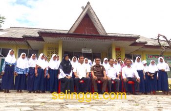 Kasintel Kejari Lingga, Evan Apturedi foto bersama guru dan siswa SMP N 1 Singkep