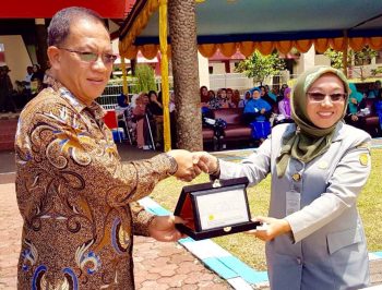 Bupati Lingga Alias Wello bersama Dr.Ir.Siti Munifah,Msi selaku Ketua STTP di Malang (foto : humas pemkab)