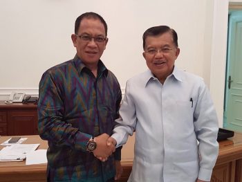 Bupati Lingga, Alias Wello bersama Wakil Presiden, Jusuf Kalla (foto : humas pemkab)