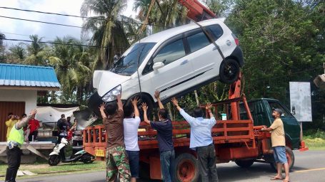 Lebaran Kedua, Sebuah Mobil Tabrak Pagar Rumah Warga di Dabo