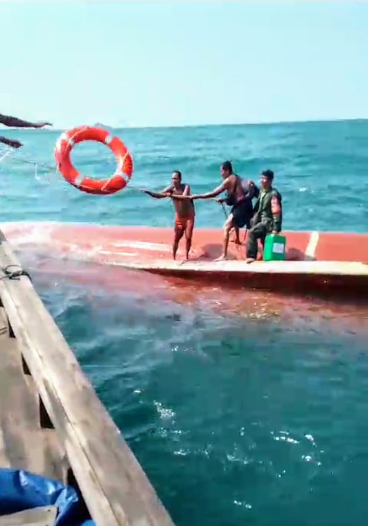 Kapal Ikan Terbalik di Laut Tanjung Sembilang. (Foto Istimewa-Diambil dari potongan layar video amatir warga)