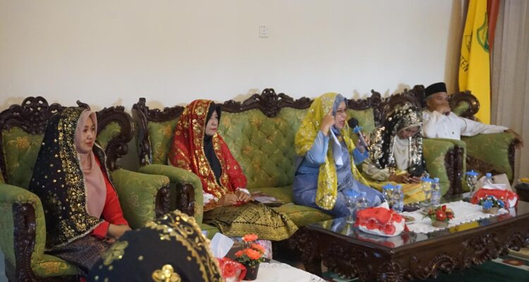 Dekranasda Lingga Dorong Standar Mutu Tudung Manto lewat Pembinaan Pengrajin